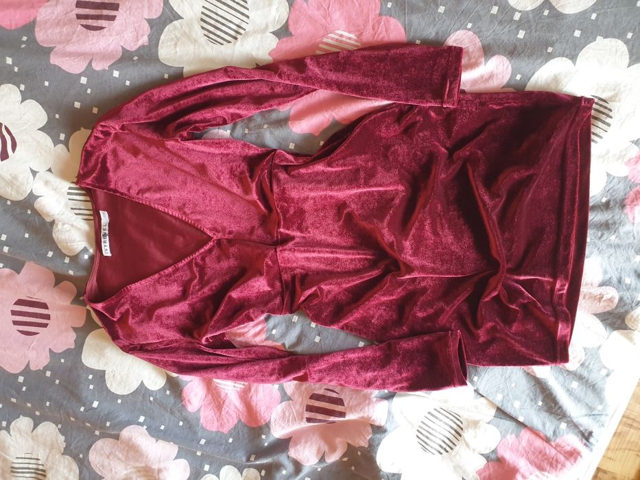 Welurowa sukienka bordowa