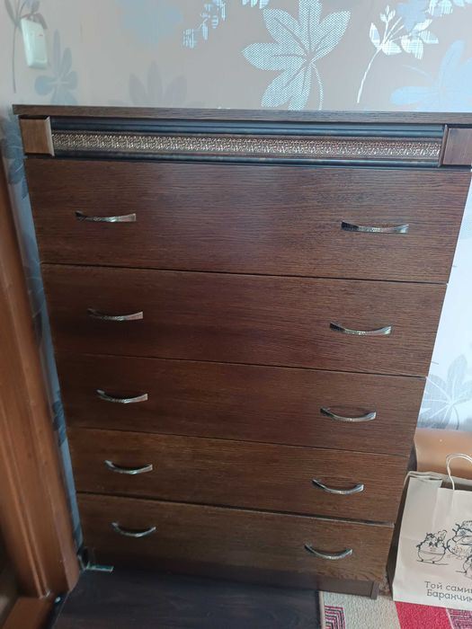 Комод з дзеркалом