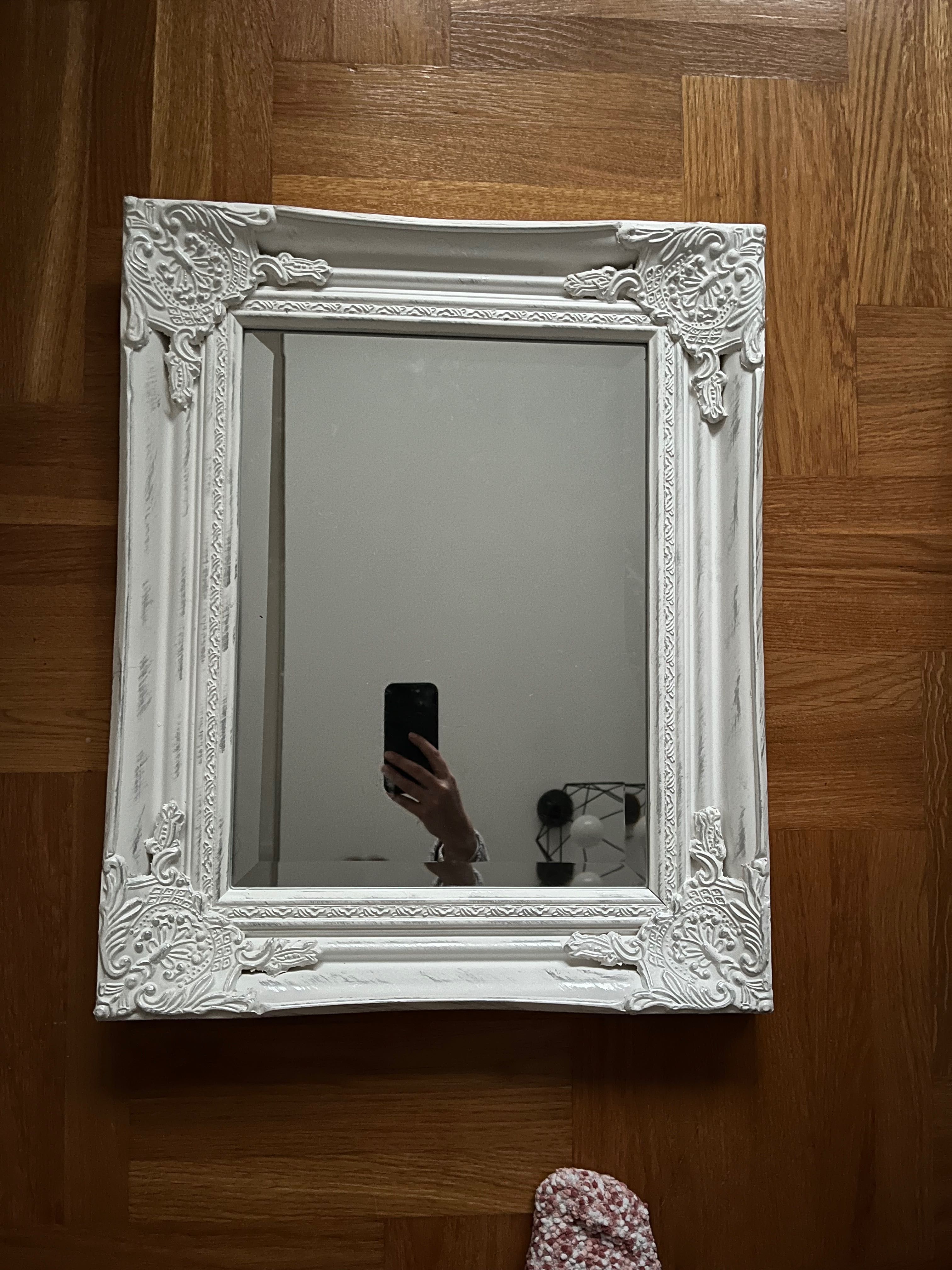 Lustro w białej ramie