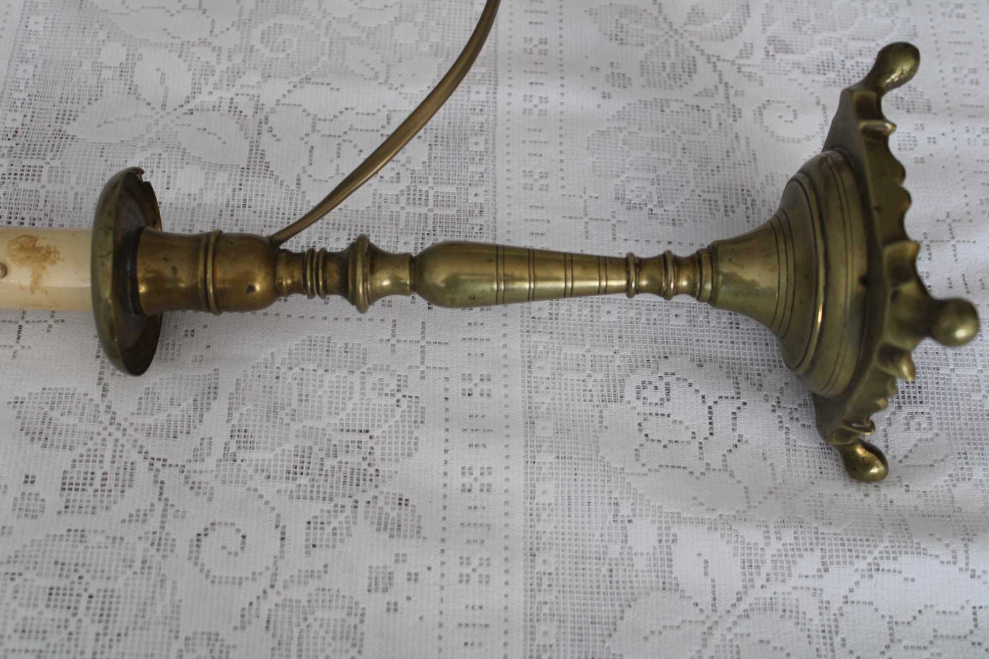 Castiçal em metal amarelo, seculo XVll, eletrificado com abajur