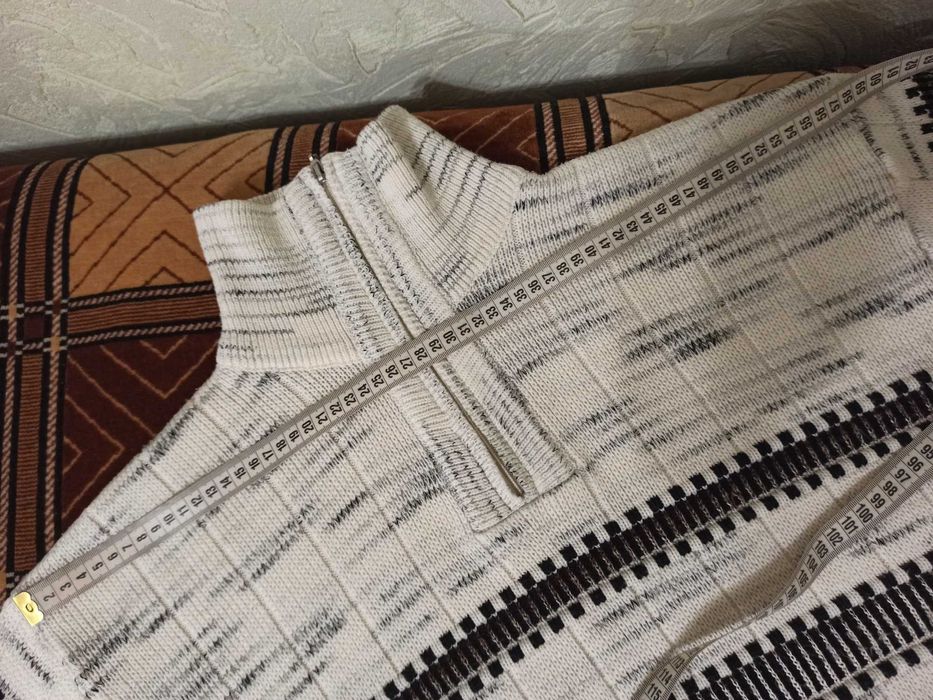 Мужской теплый свитер под горло