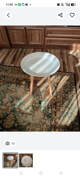 Stolik na drewnianych nogach