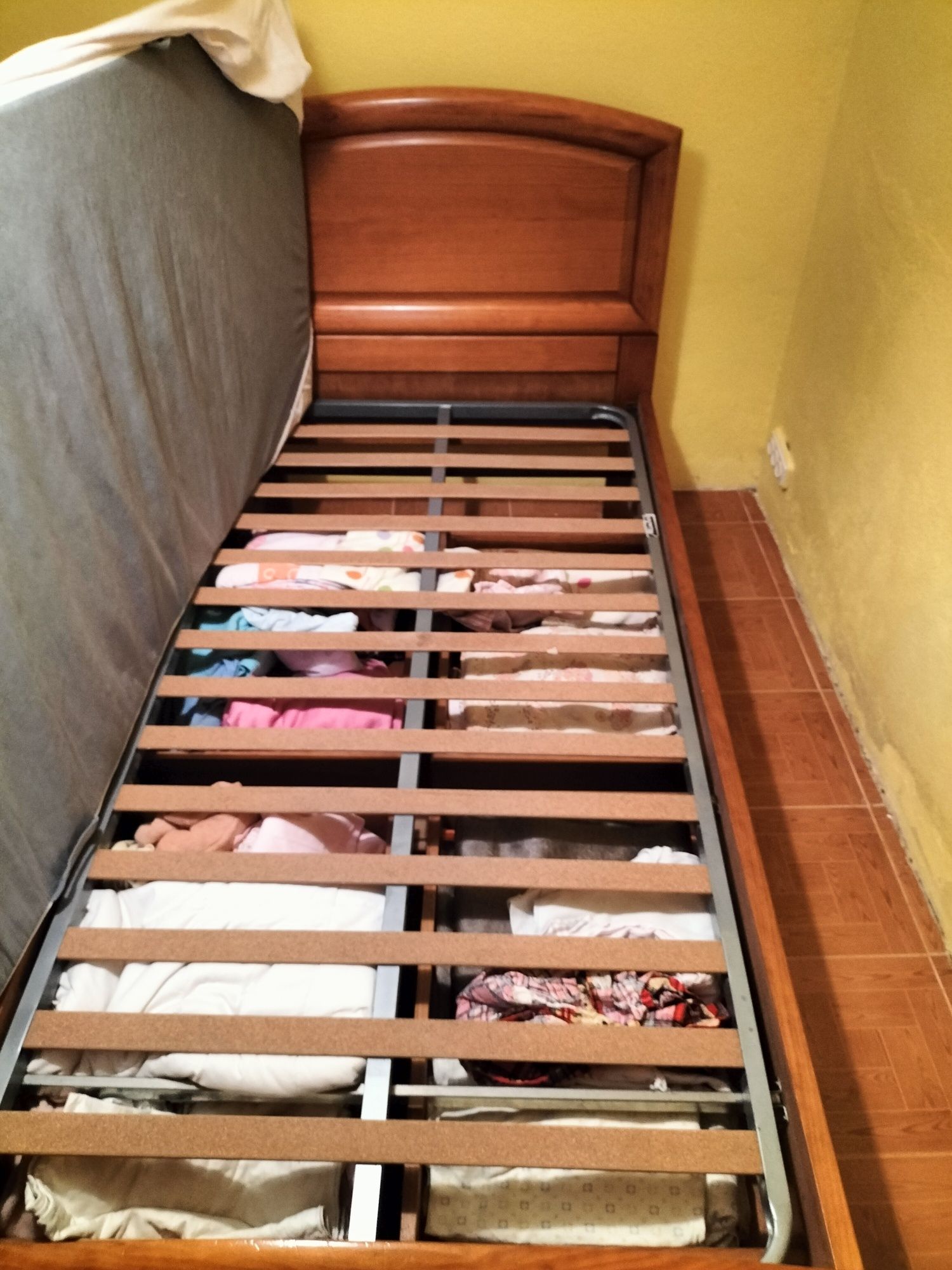 Cama de madeira maciça