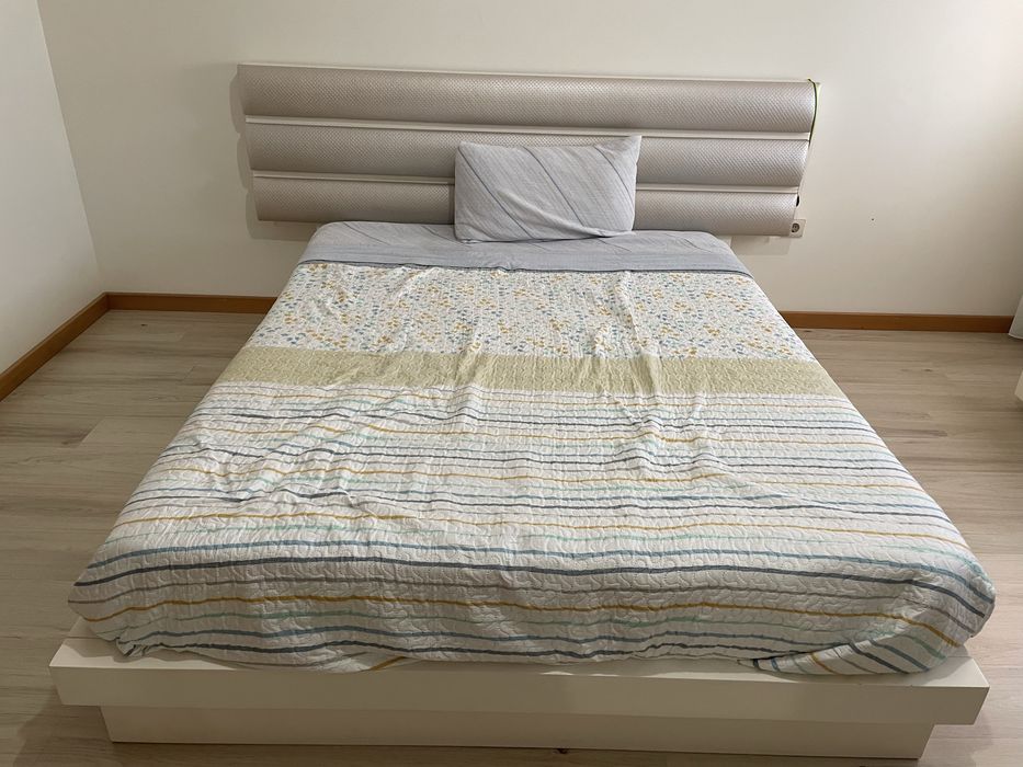 Cama cor branco com estofo