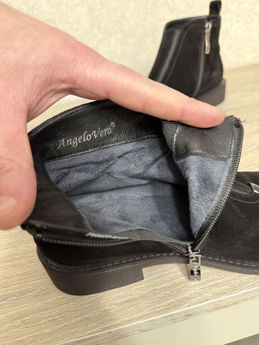 Продам женские замшевые ботинки