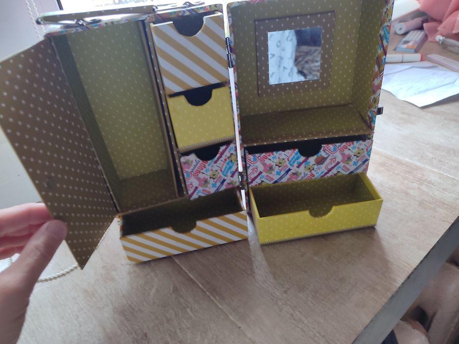 Шафа.для аксесуарів..Губка Боб