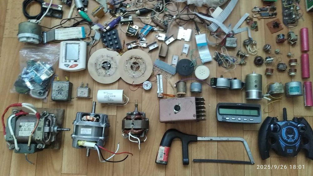 Лот Різної Електроніки. Електродвигуни 220V і до 12V.