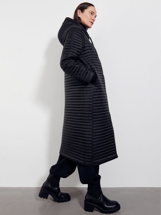 Стьобане чорне пальто