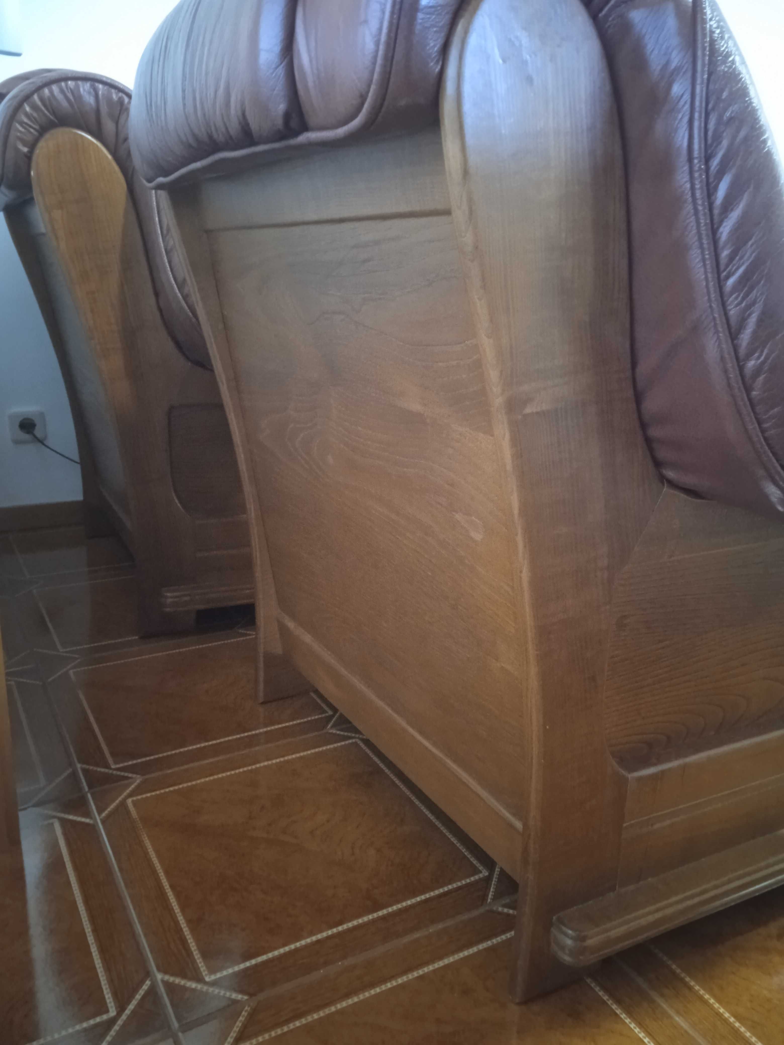 Conjunto sofá e poltronas de pele