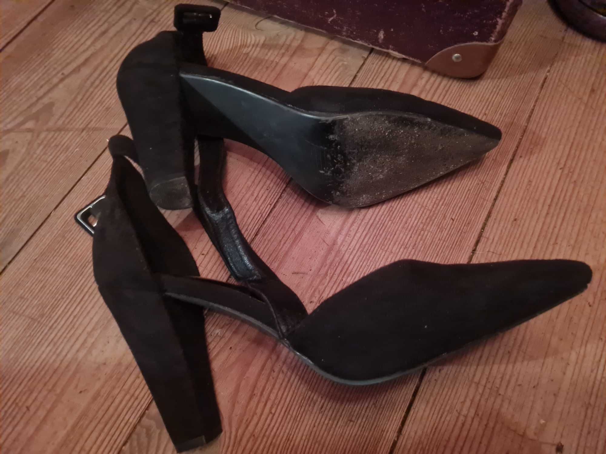 Czarne buty na obcasie