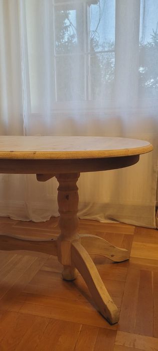 Duży drewniany rozkładany stół do salonu, jadalni