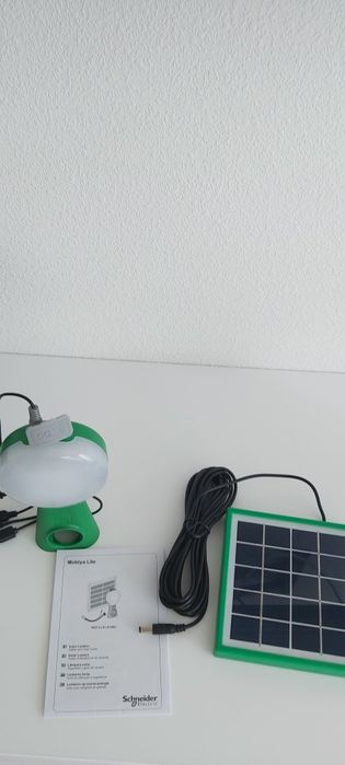 Фонарик заряжается от солнечной батореи и от сети заряжает мобильны