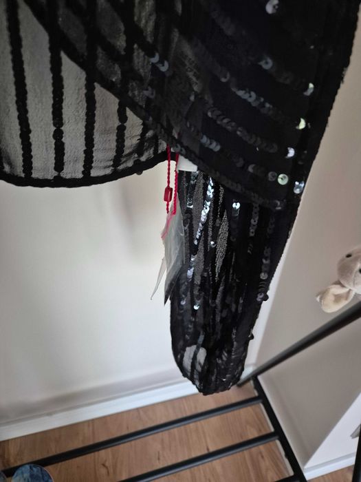 Czarna narzutka z cekinami z wiskozy rozmiar 36-40