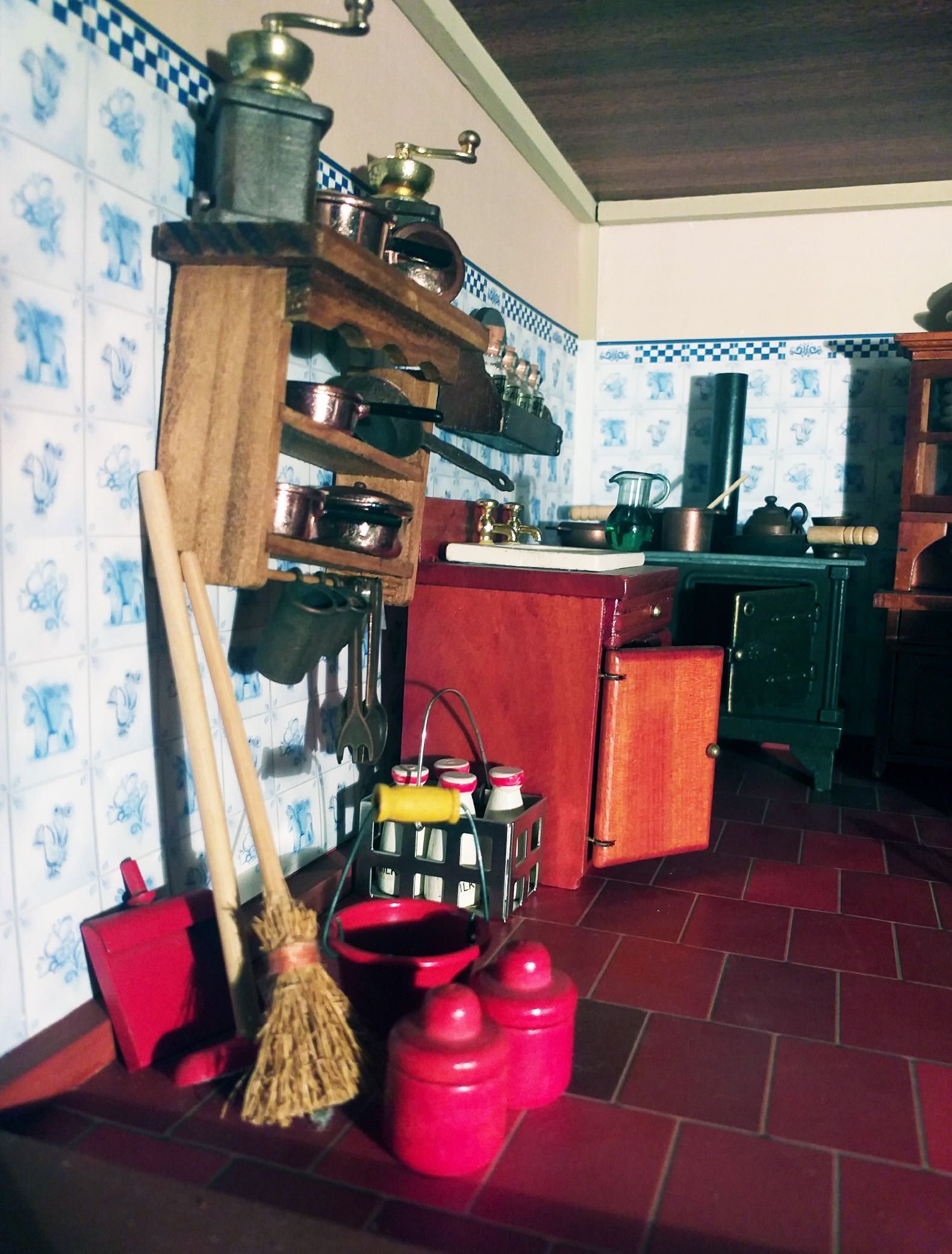 Casa de Bonecas com adereços e mobília extra.