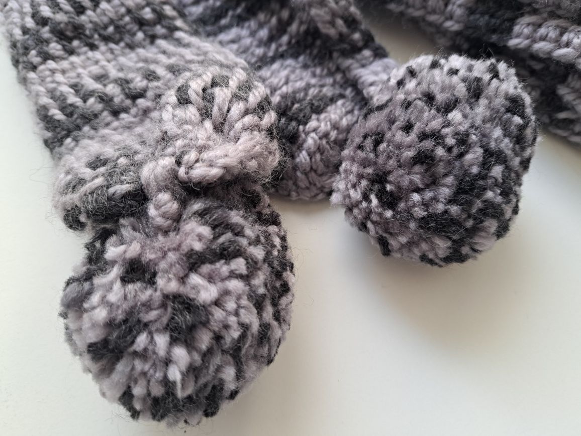 Cachecol de lã com pompons - artesanal feito à mão