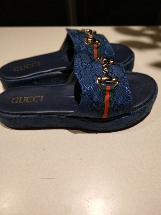 Granatowe klapki Gucci.