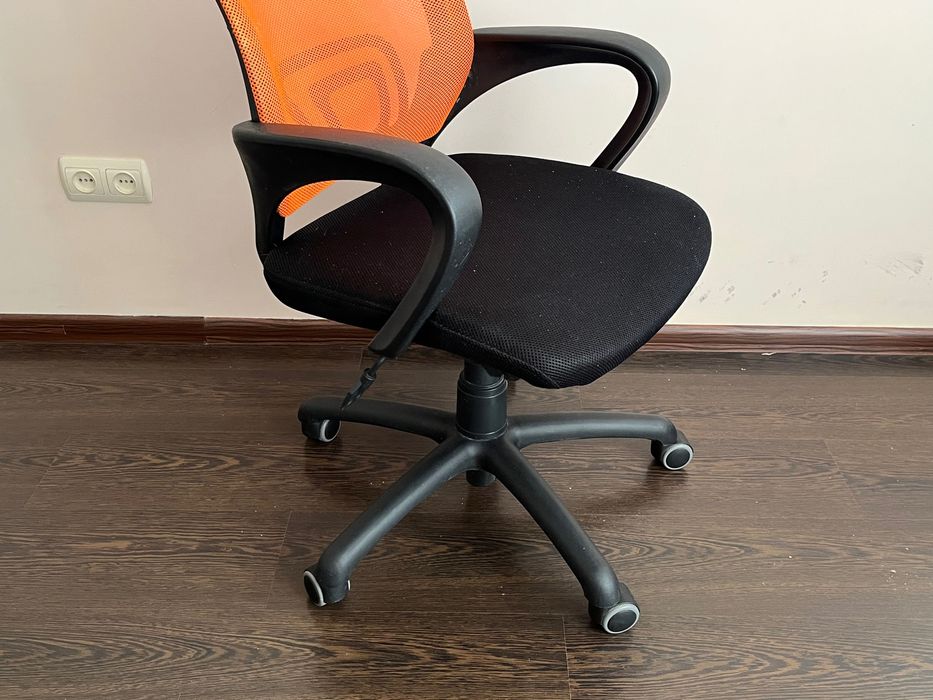 Офісне крісло AMF