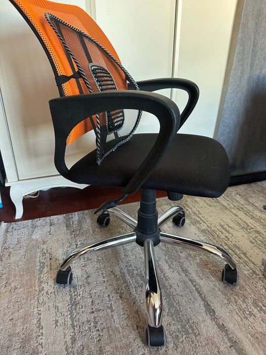 Стілець офісний помаранчевий