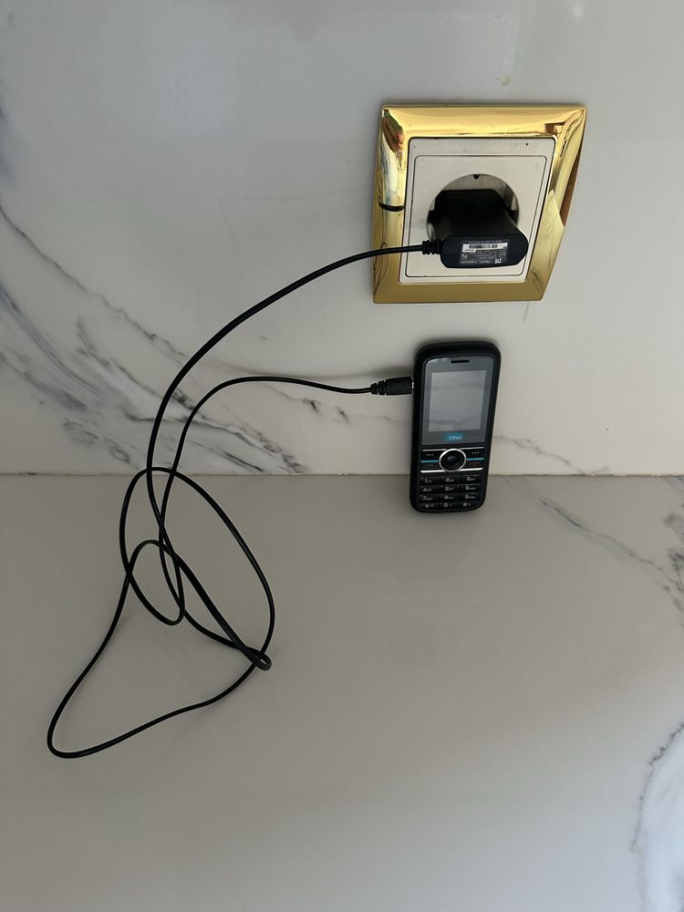 Telemóvel TMN de teclas com carregador