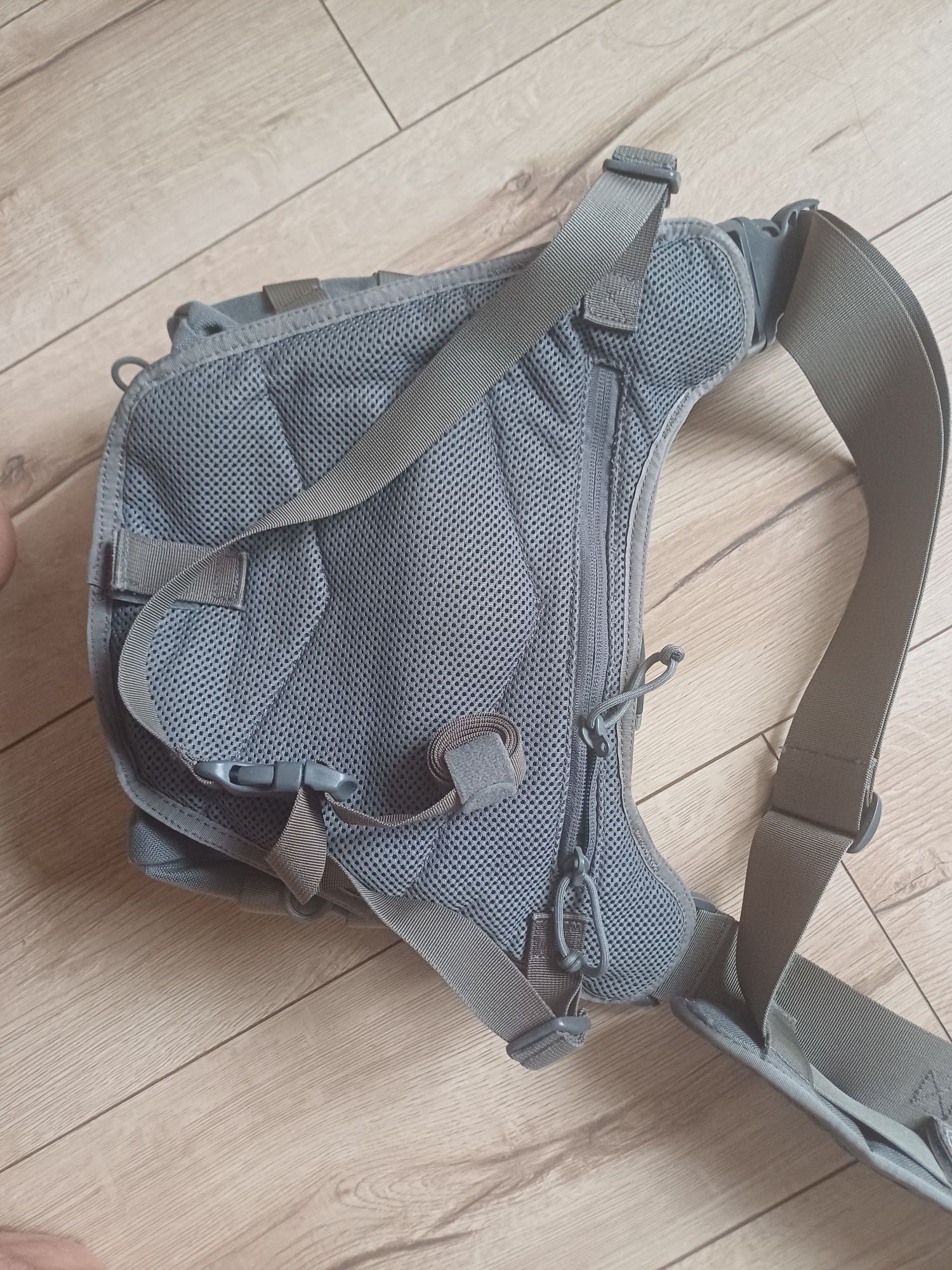 Vanquest Tolcat torba na ramię EDC z dodatkowym pasem udowym . Nie max