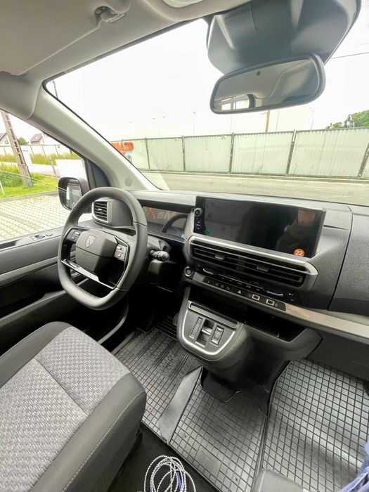 Bus 8 osobowy Peugeot Traveller bogata wersja hak automat nowy 2025