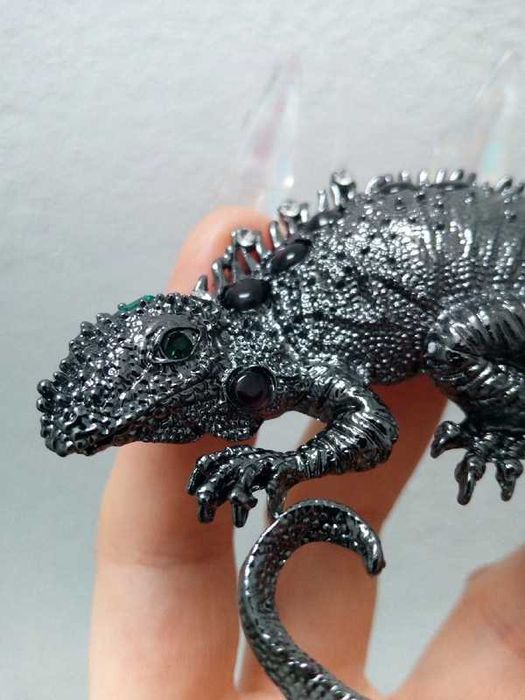 Pregadeira / broche/ alfinete - Iguana em prateado cor gunblack