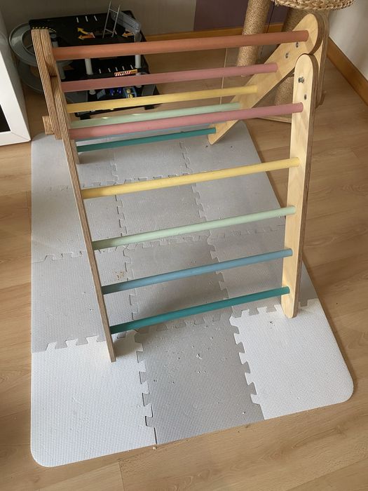 Triângulo de Pikler + escorrega/acessório de escalada