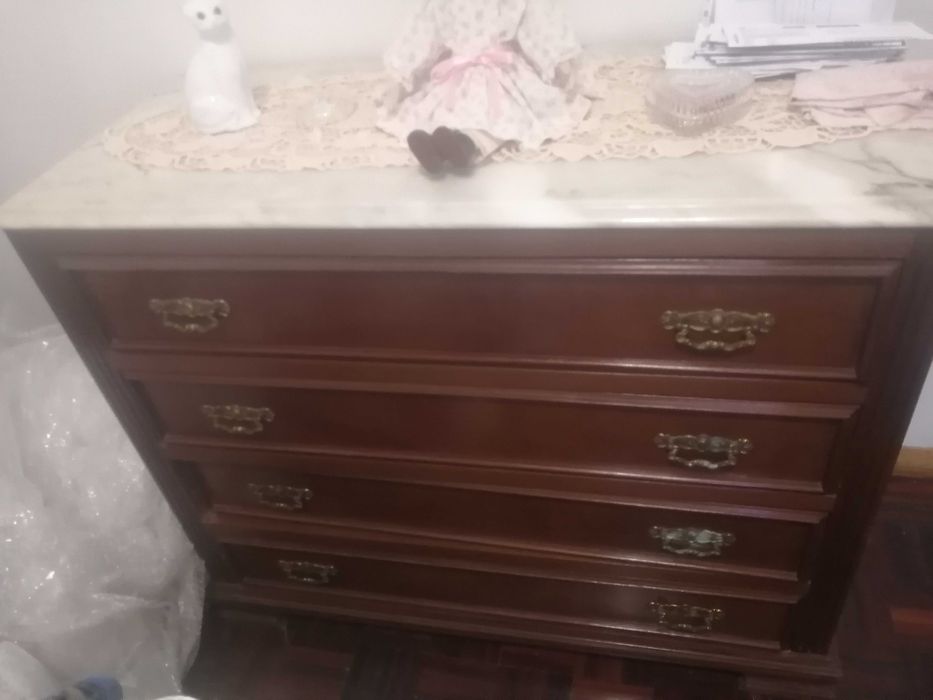 Mesas de cabeceira + Cómoda. Madeira e pedra mármore.