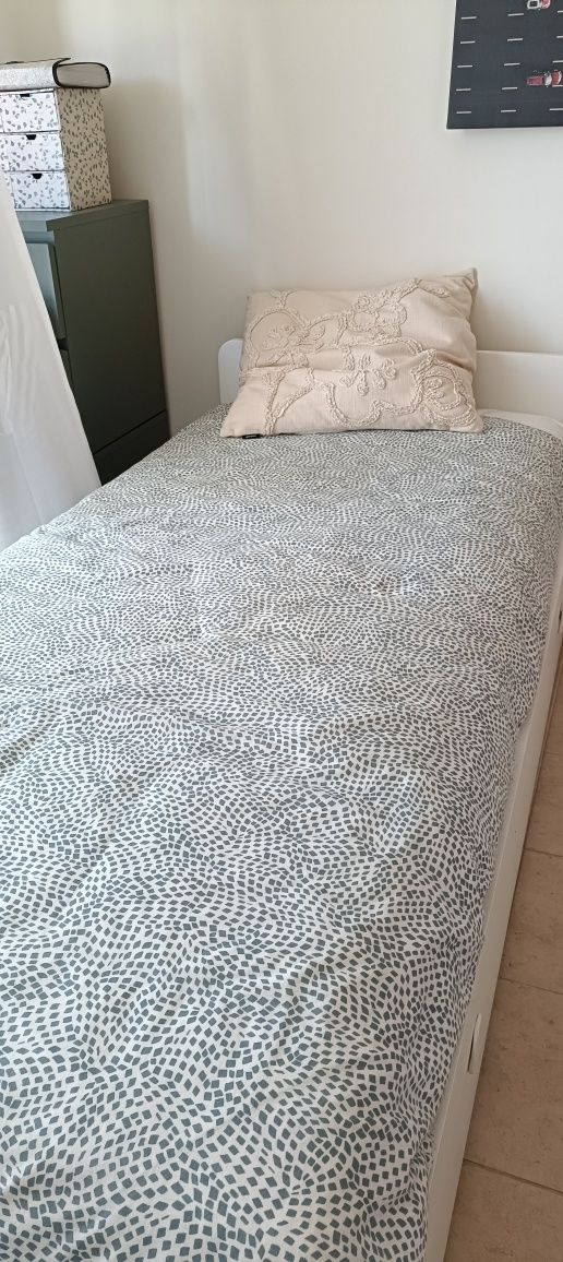 Cama dupla com gavetas e dois colchões .