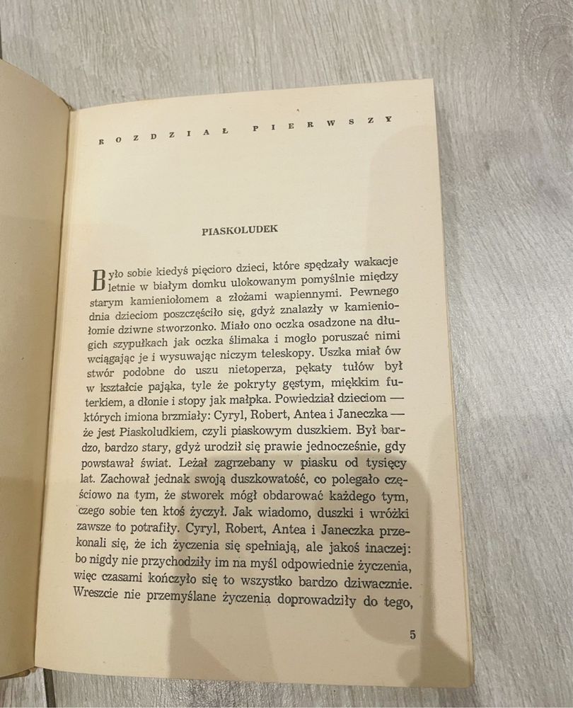 Edith Nesbit - Historia amuletu.
