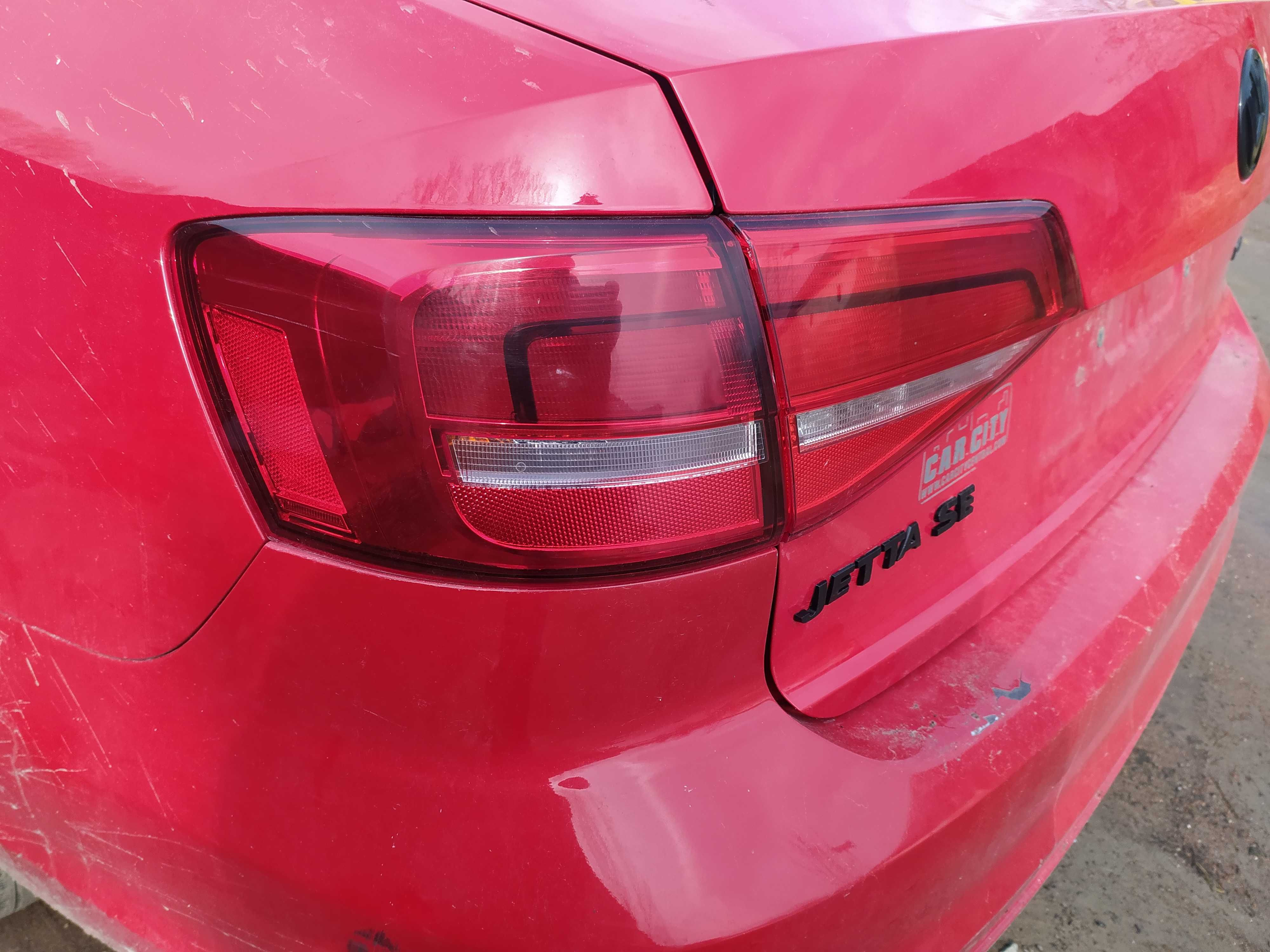 Задні фонарі VW Jetta 6.  стопи в кришку багажніка Джетта 6.
