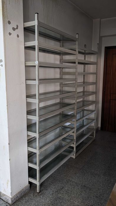 Estantes metálicas com prateleiras ajustáveis de vidro