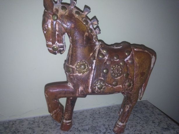 cavalo antigo de madeira.