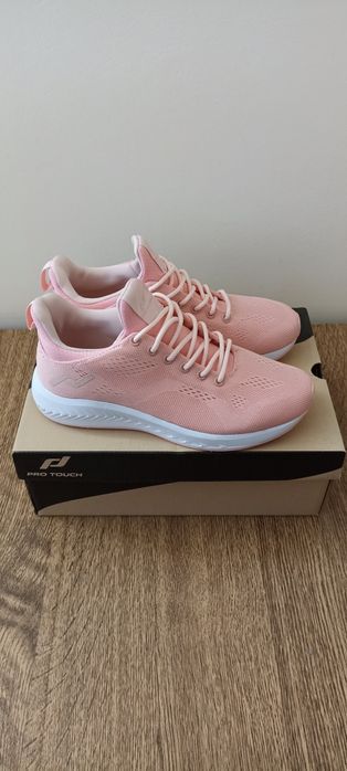 Женские кроссовки