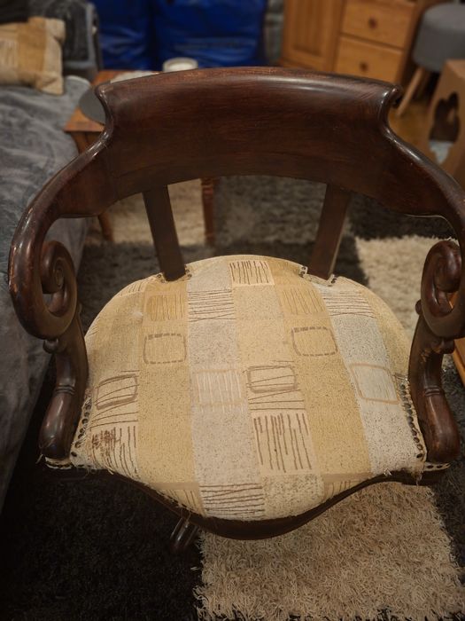 Stylowe krzesło z drewna giętego