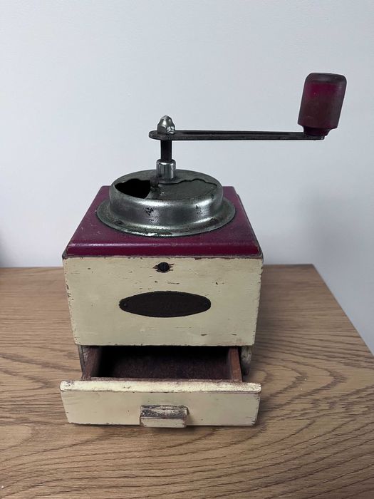 Stary sprawny drewniany młynek do kawy lub przypraw Francja/Belgia