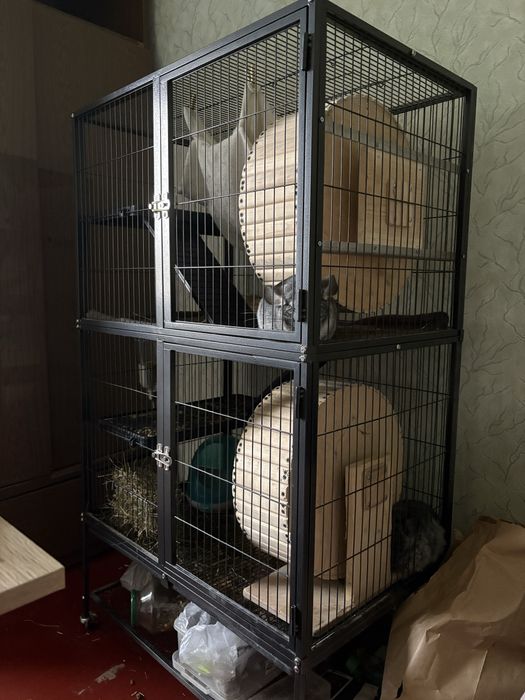 Велика клітка з полицями, поїлкою та колесом в подарунок