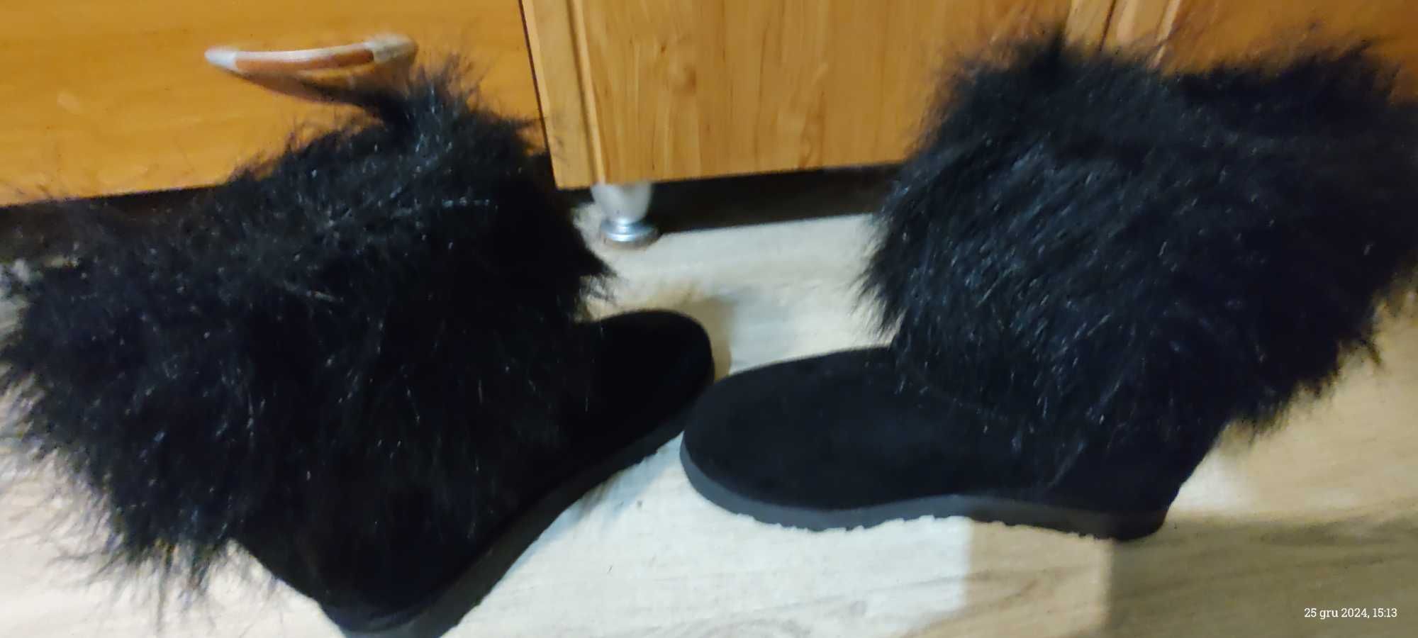 Sprzedam damskie botki UGG.