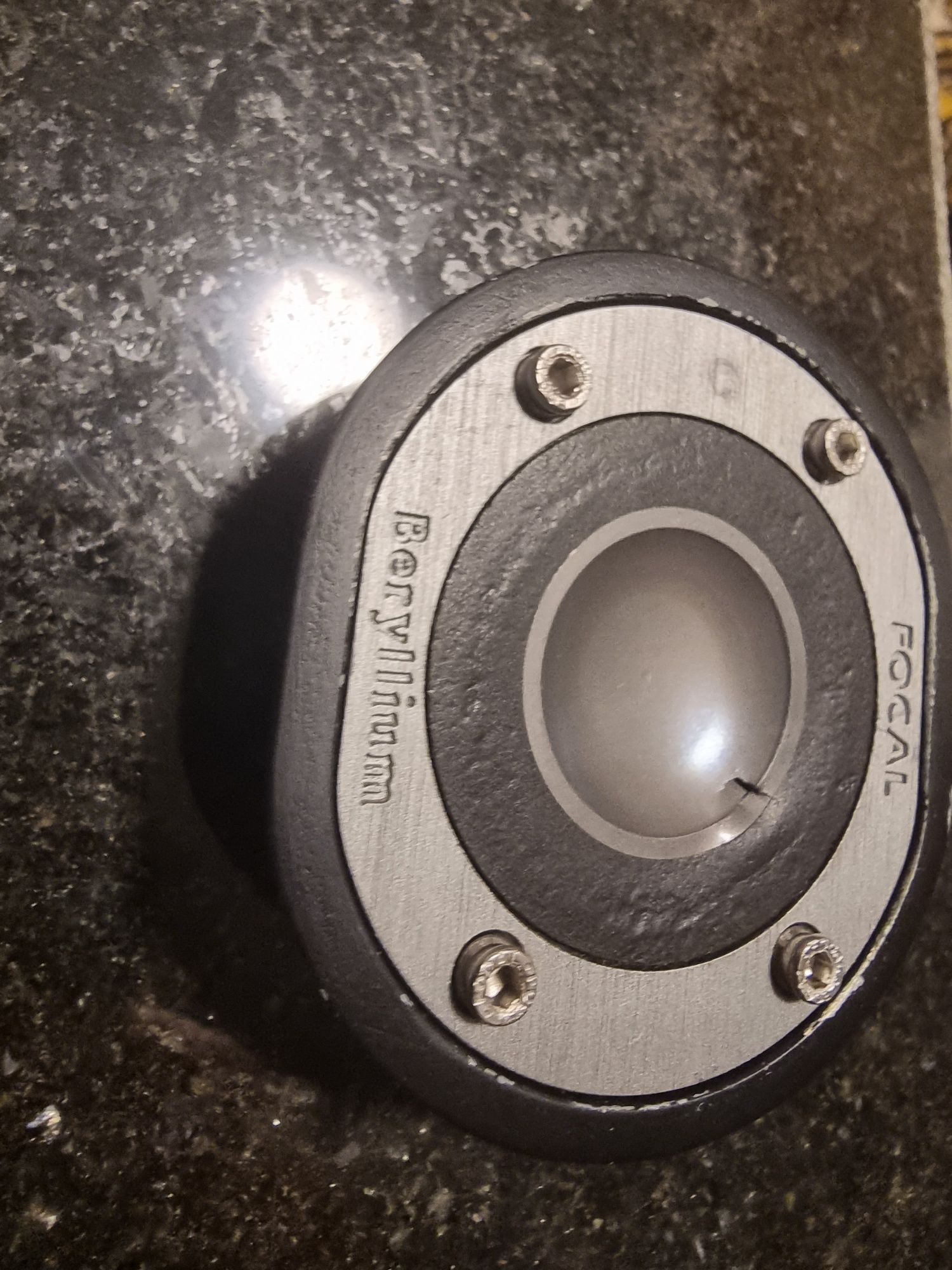 Твітер Focal Utopia