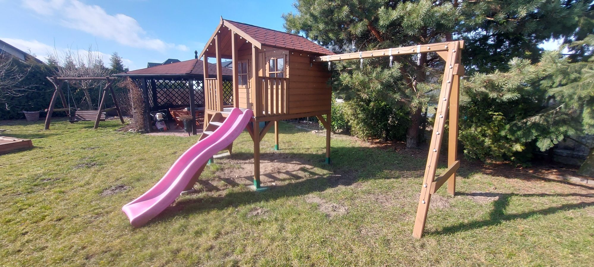 Domek dla dzieci, plac zabaw, zjeżdżalnia