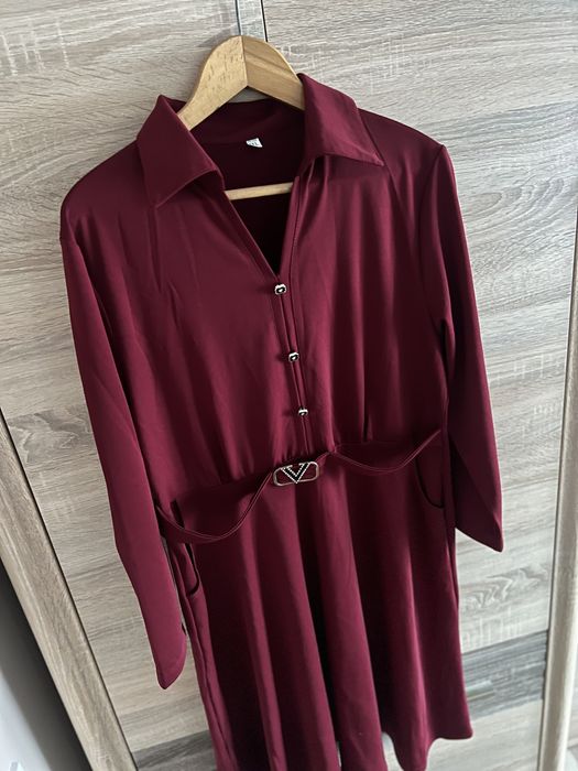 Bordowa sukienka z kołnierzykiem elegancka 5XL