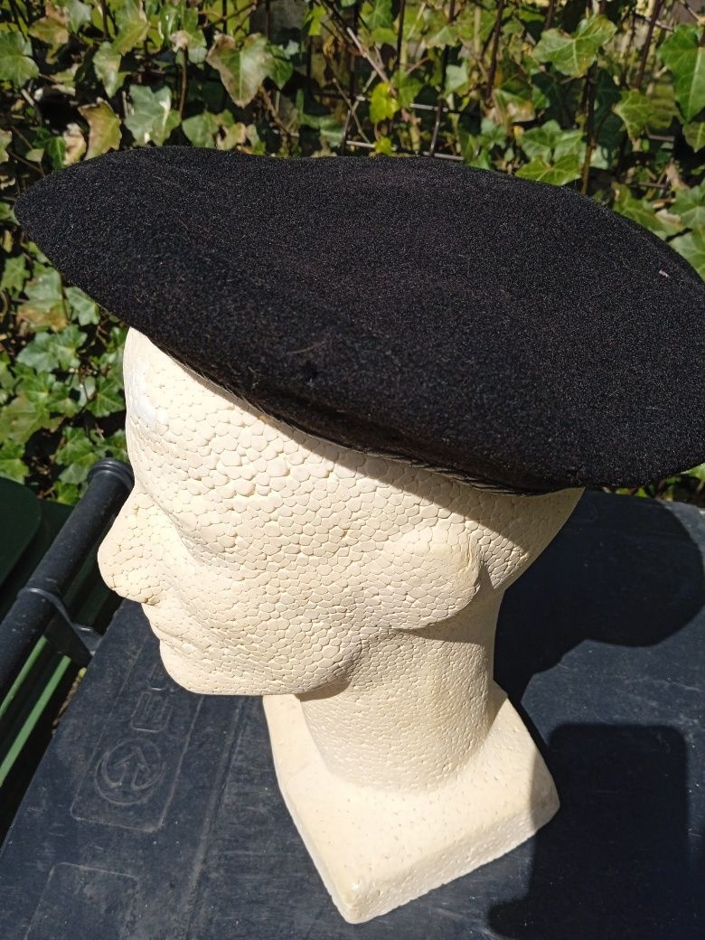 Beret wojskowy czarny.