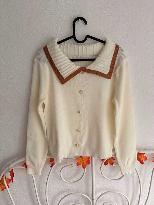 Kremowy sweterek z kołnierzykiem retro coquette – rozmiar L