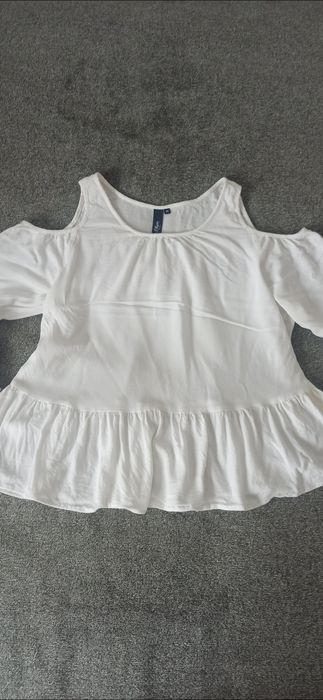 Biała bluzka z odkrytymi ramionami z baskinką falbanki M 38 s. Oliver