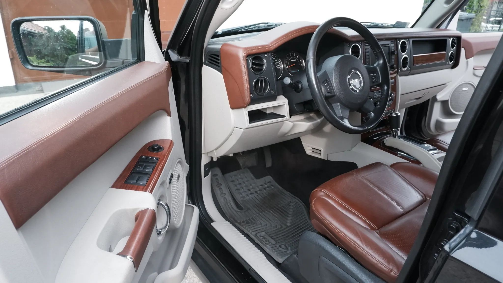 Jeep Commander Jeep Commander 3.0 CRD 218 KM 4x4 • Top wersja • 7‑osobowy • 2007
