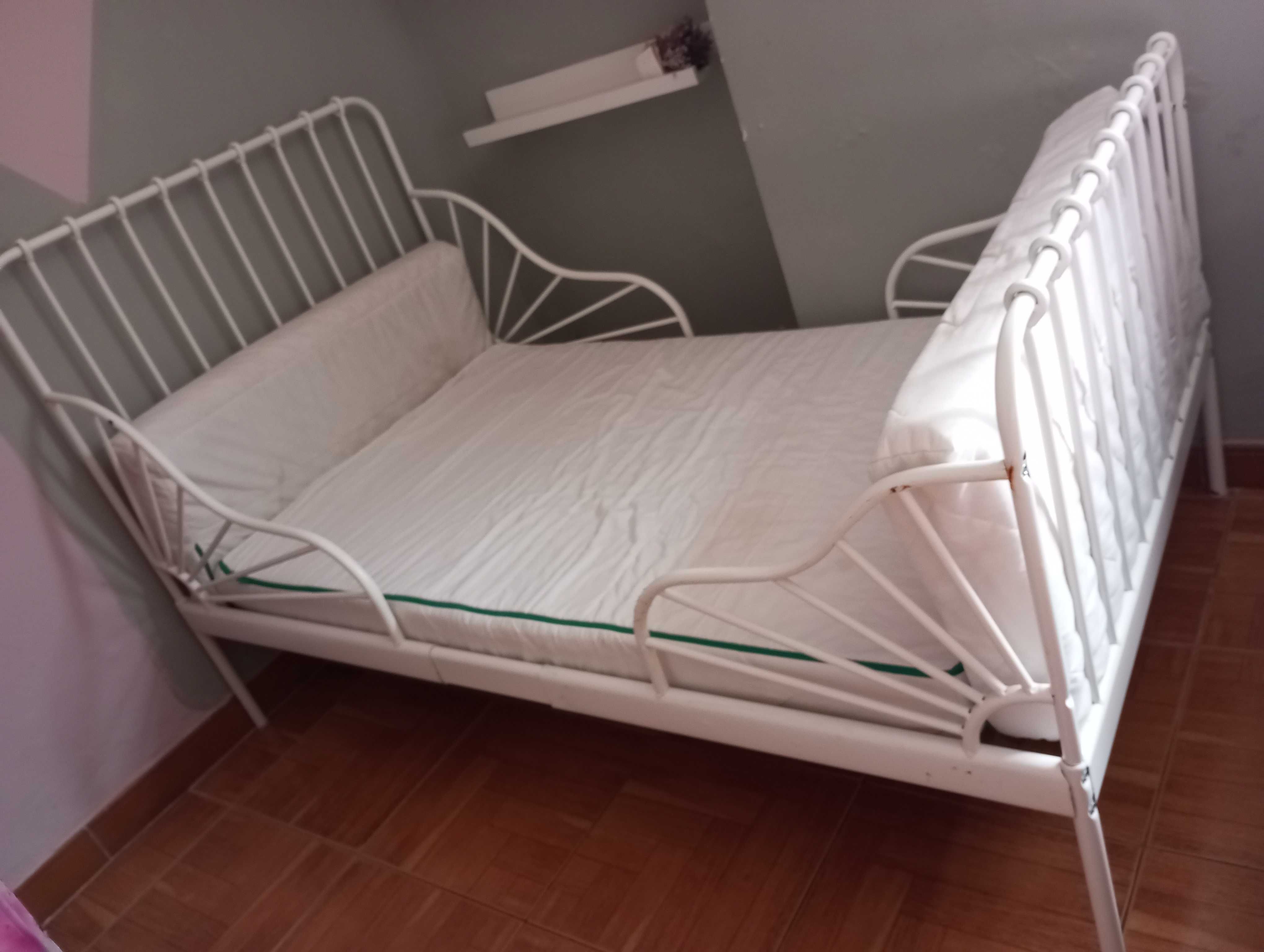 Cama infantil ferro branco IKEA/ ajustável.