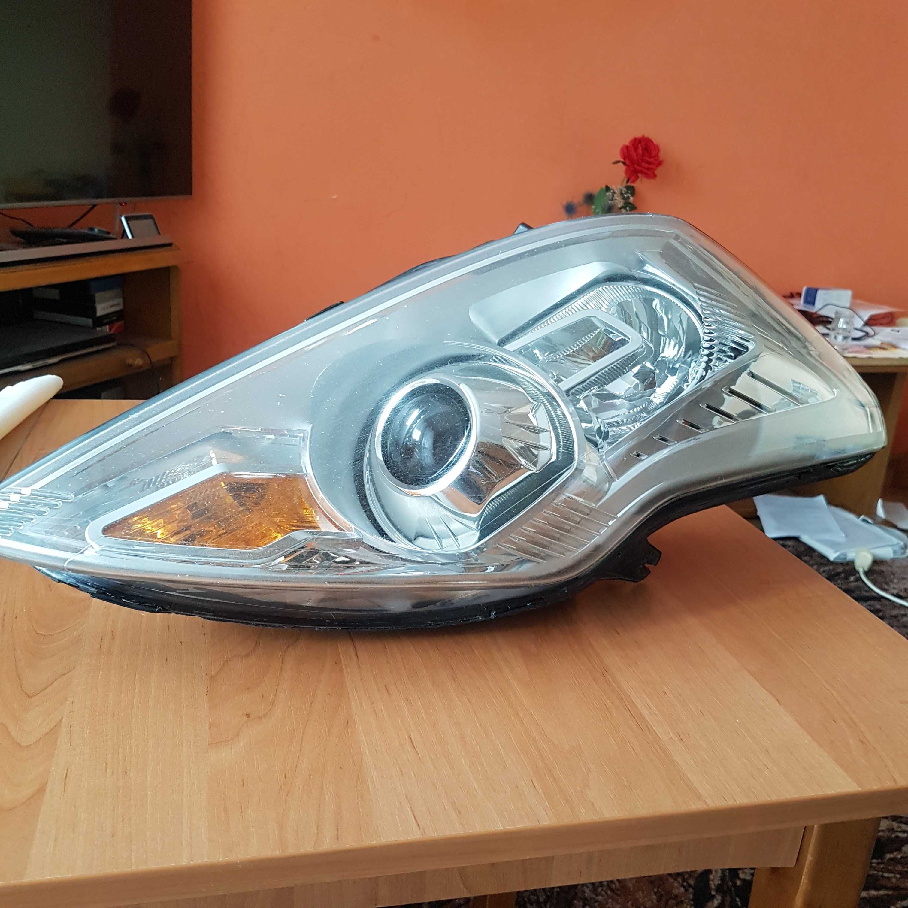Lampa przednia prawa srebrna XENON  MK2 LIFT do Ford 
Focus.