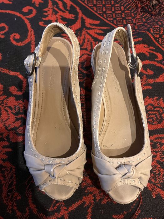 Buty na koturnie Clara Barson