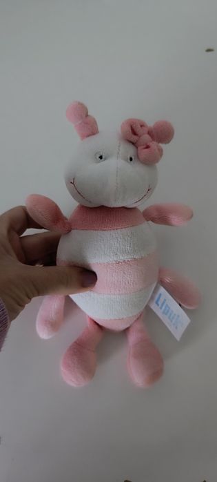 Boneco em tecido macio lavável para criança.