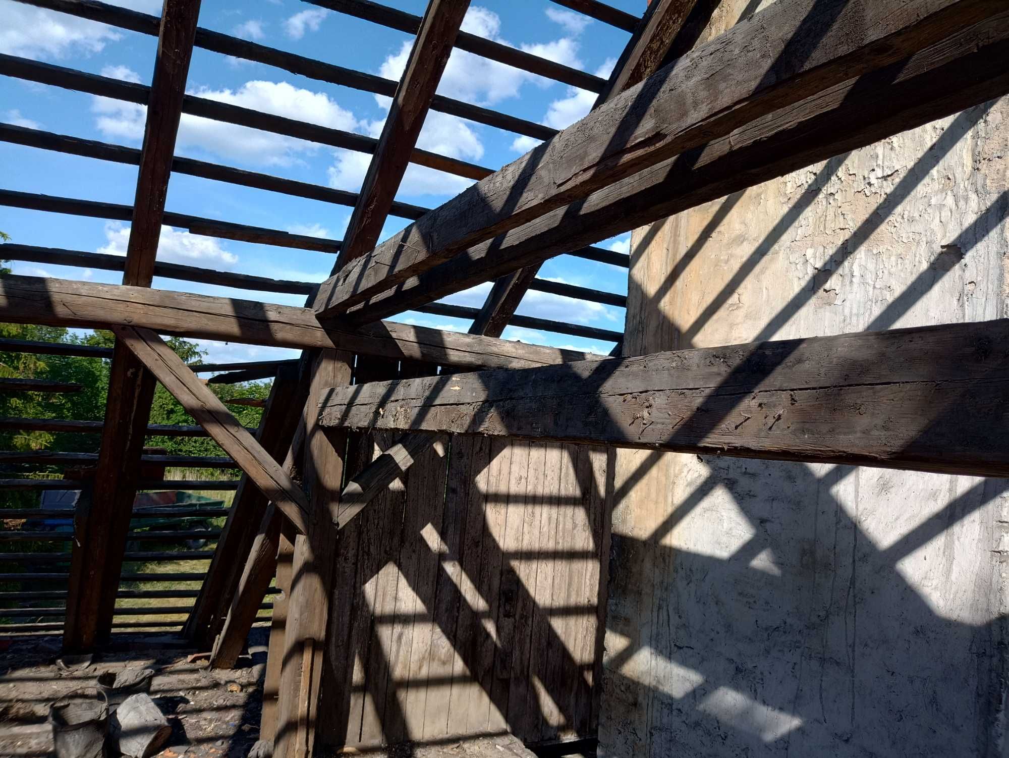 Cegła rozbiórkowa, stare drewno (belki) z konstrukcji dachu.